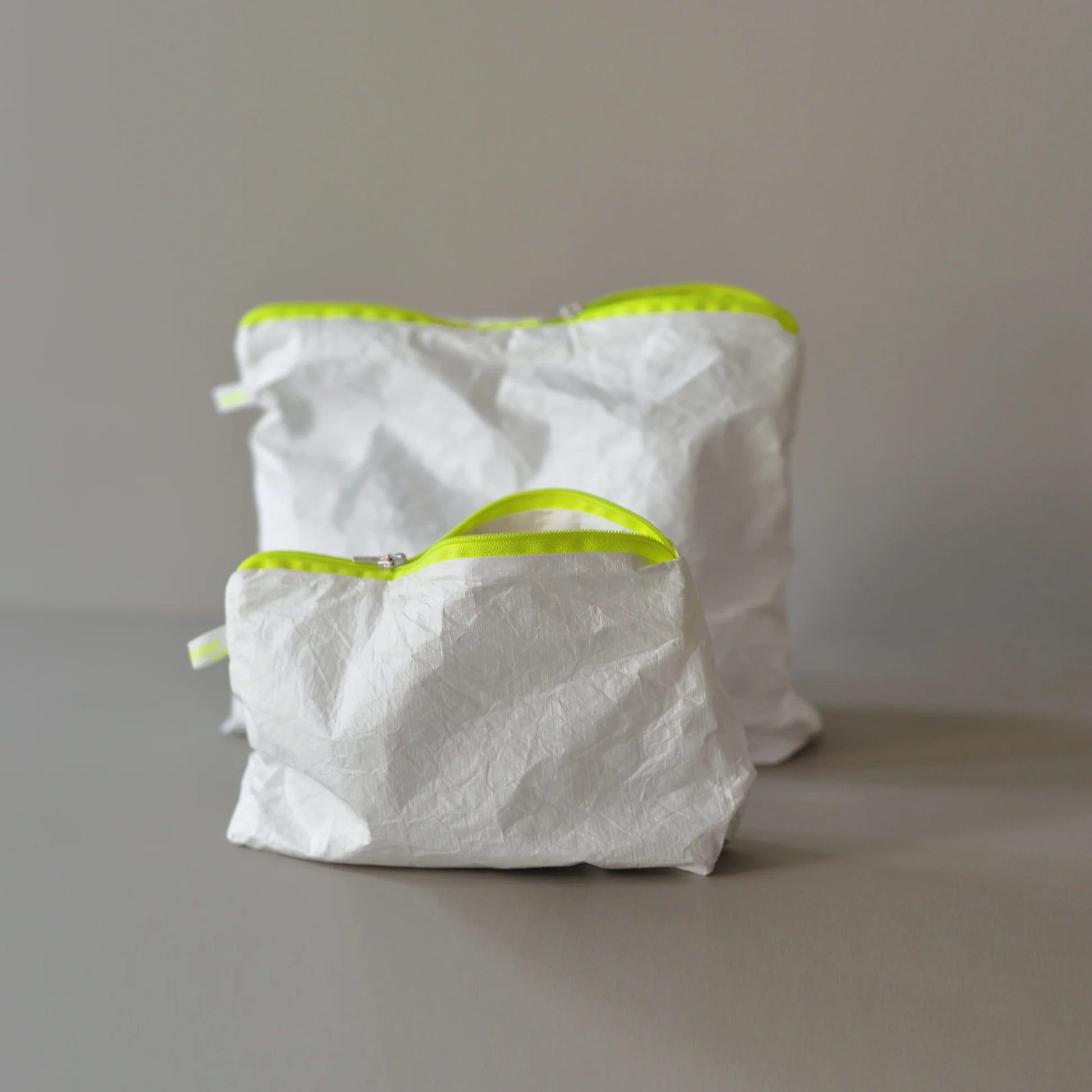 Trousse Kolor Blanche avec fermeture éclair jaune neon
