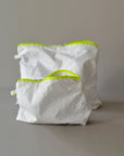 Trousse Kolor Blanche avec fermeture éclair jaune neon
