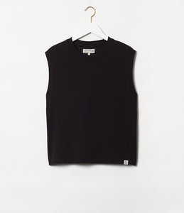 Photo du Tee Shirt Merz noir pendu par un cintre sur fond blanc
