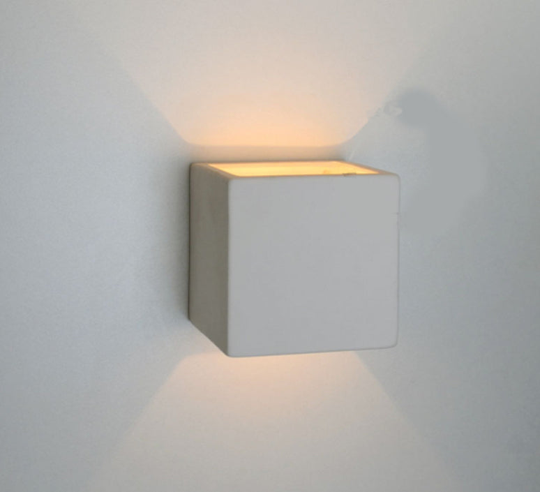 Jolie applique en céramique blanche qui illumine par dessous en par dessus avec une belle lumière chaude