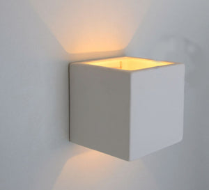 Jolie applique en céramique blanche qui illumine par dessous en par dessus avec une belle lumière chaude