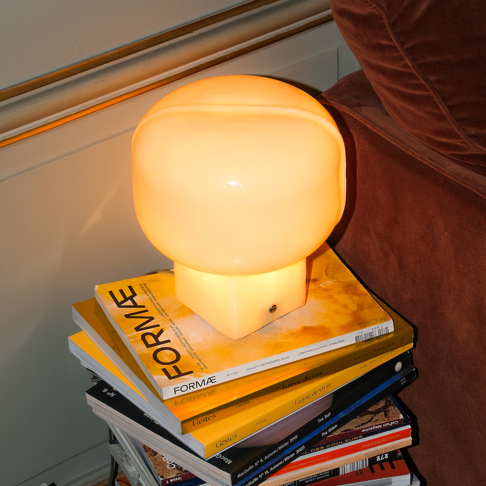 lampe allumée sur pile de livre 