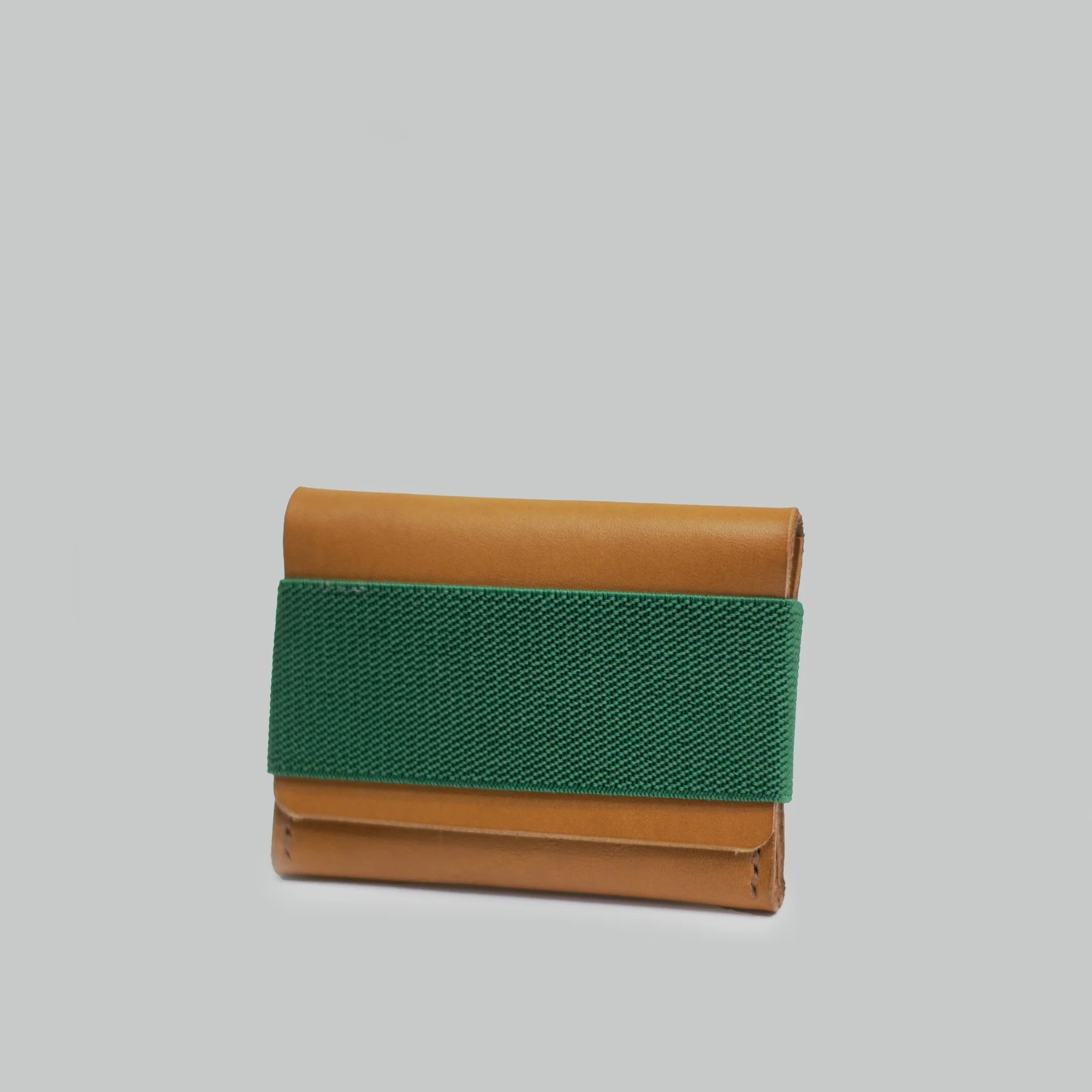 Porte feuille avec un compartiment pour la monnaie et un élastique large pour fermer ce dernier.