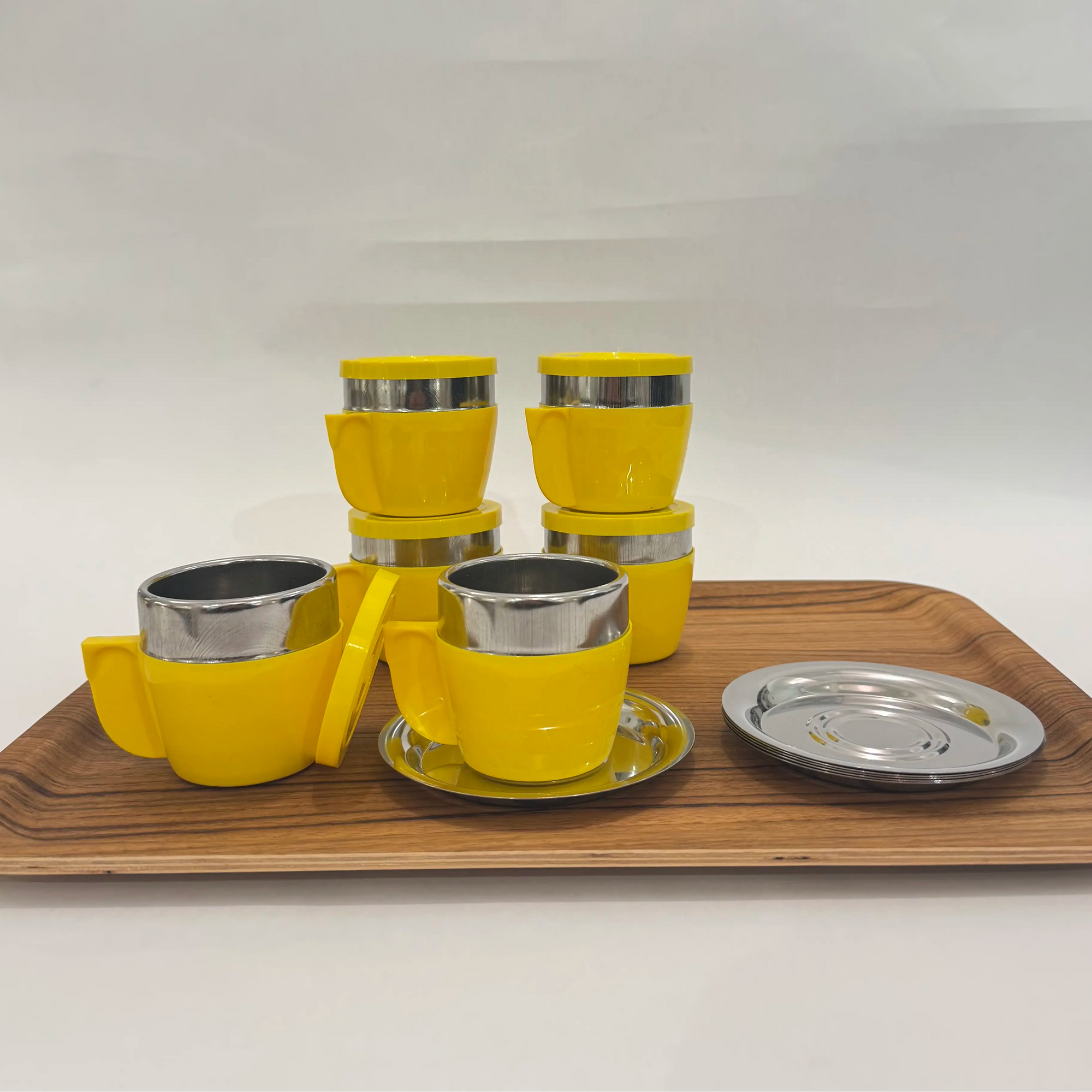 lot de six tasses anciennes et leurs sous-tasses