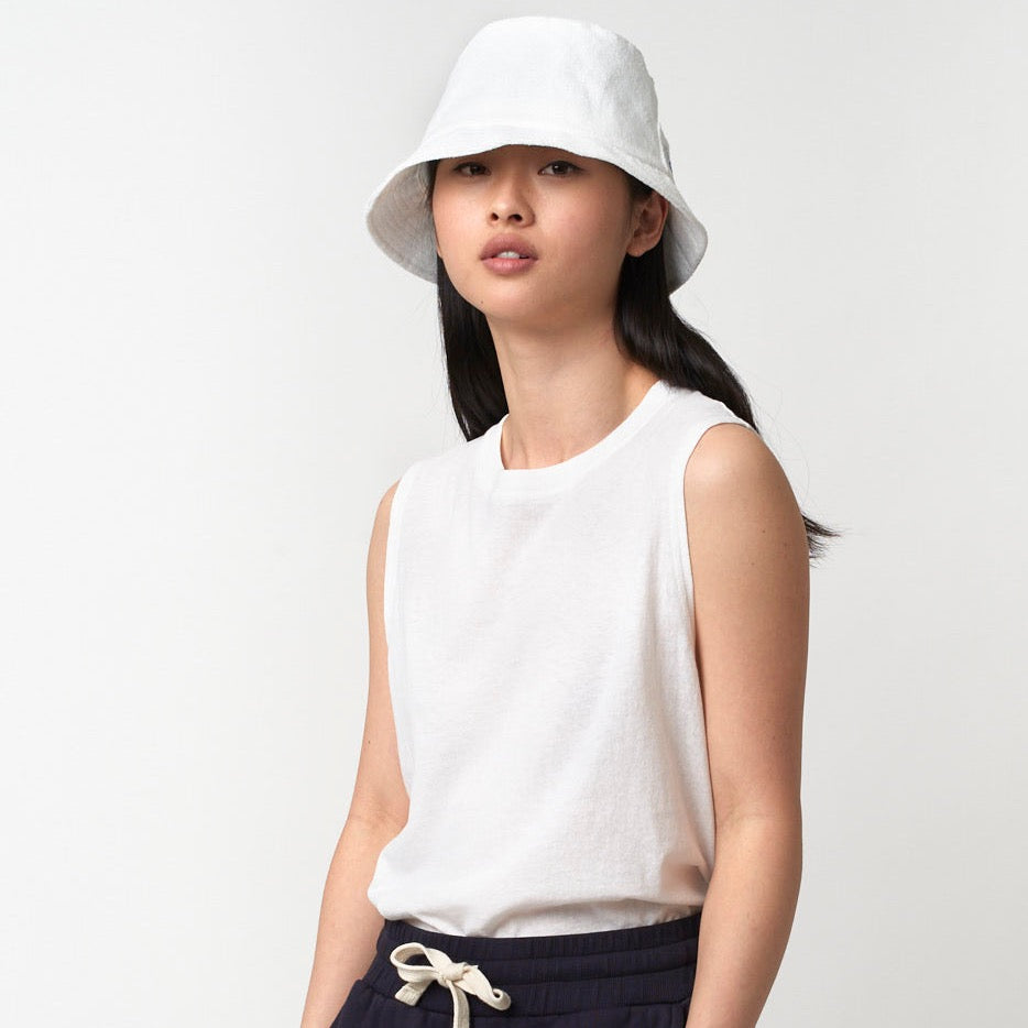 mannequin portant le débardeur Merz blanc