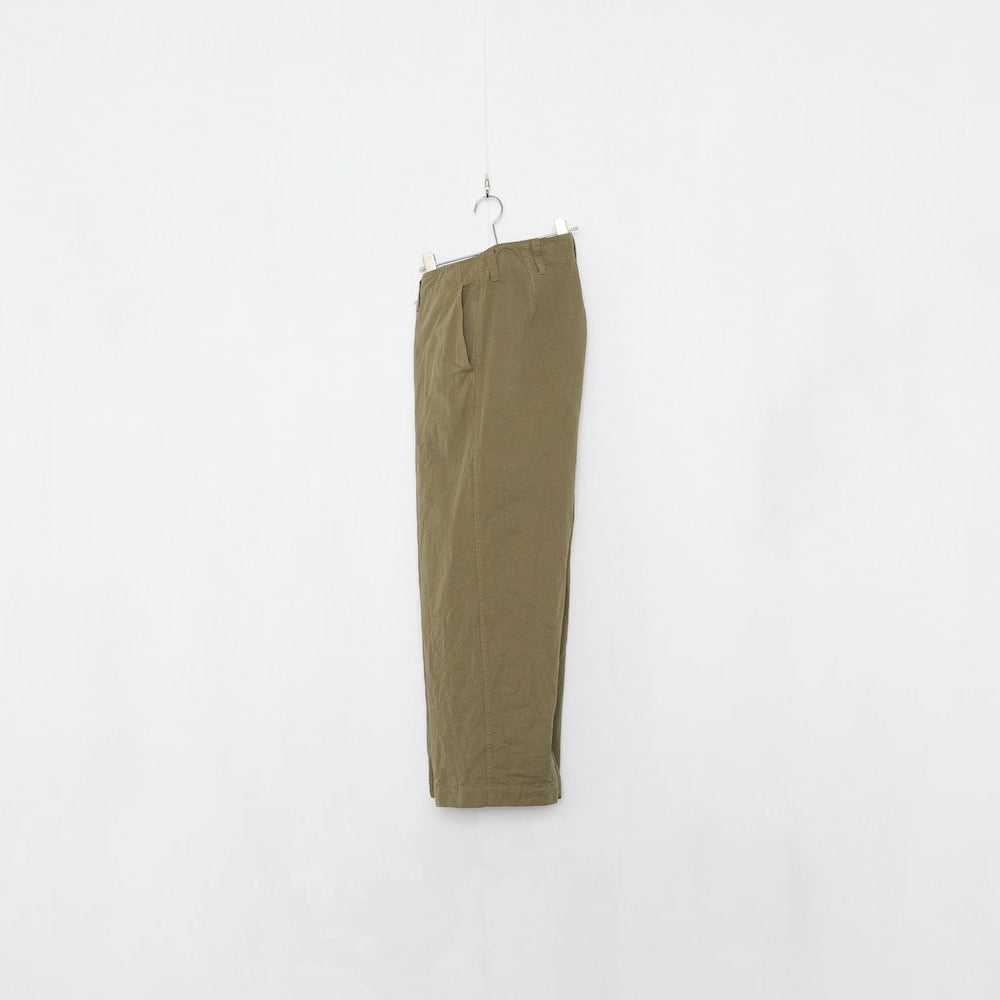 Pantalon Khaki sur fond blanc 