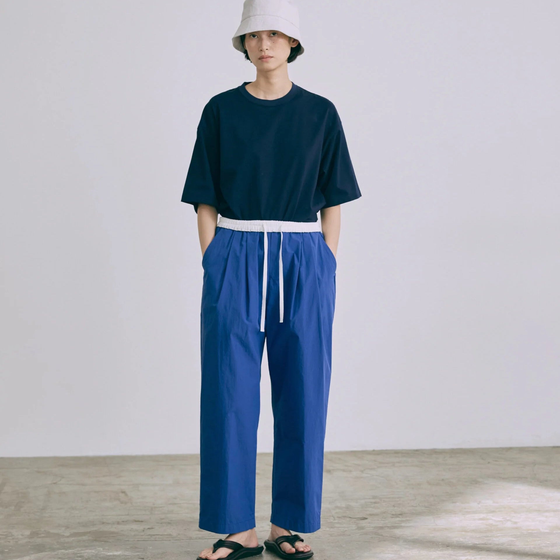 Pantalon Haku Nicholson & Nicholson en coton bleu roi