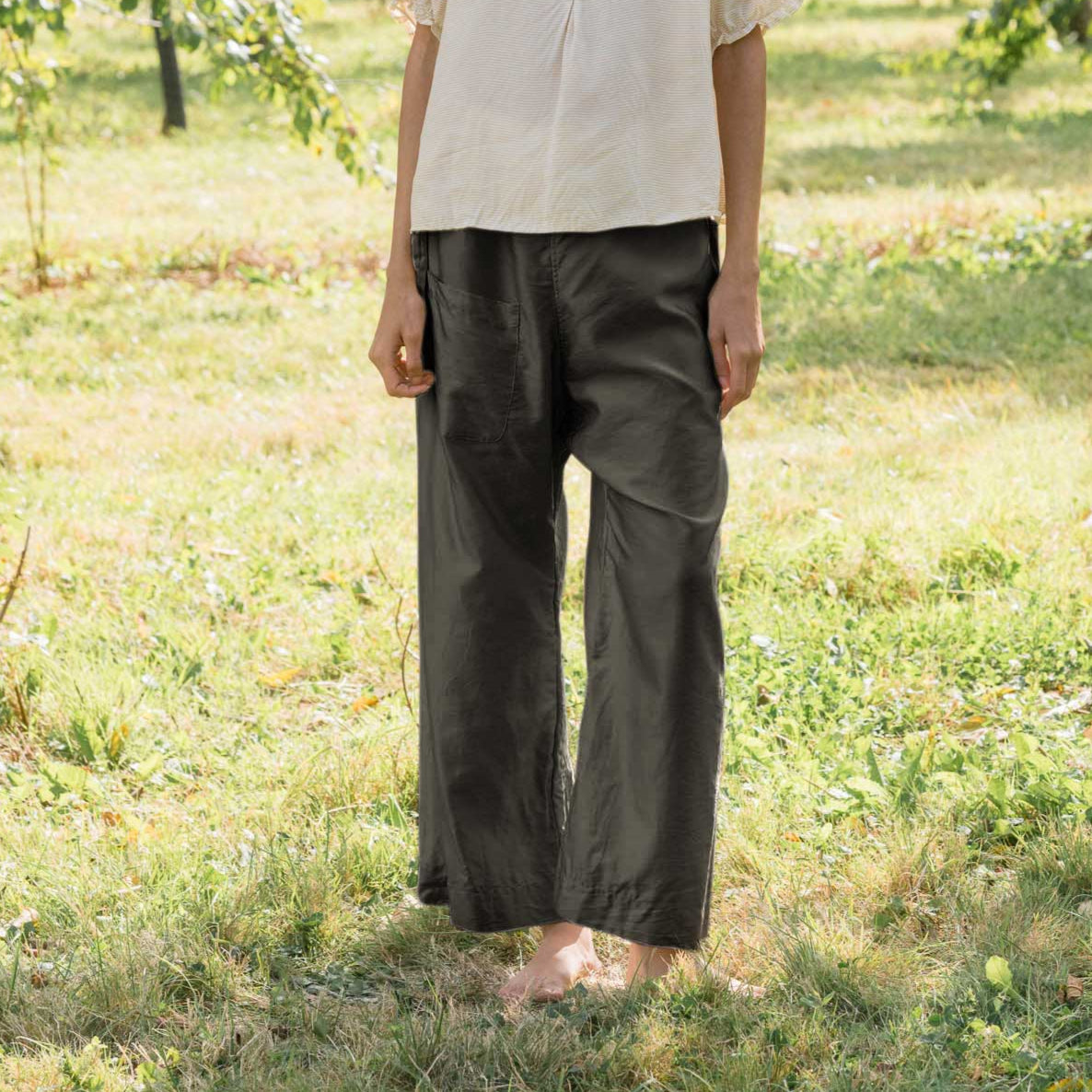 Pantalon en soie couleur beluga sur mannequin de face
