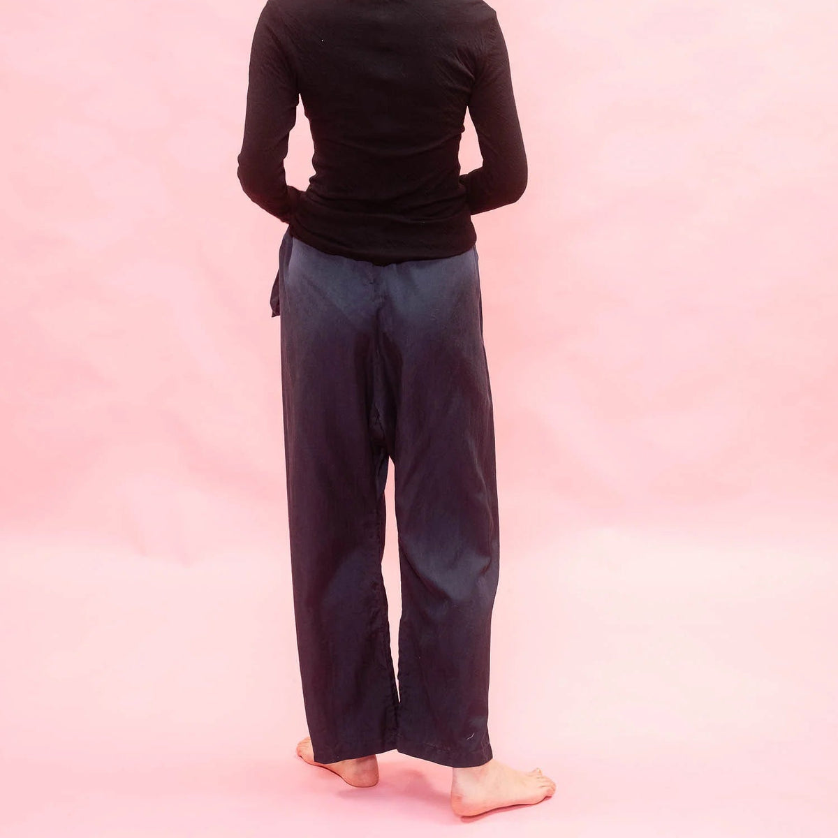Dos du mannequin pantalon soie sula