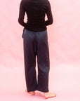 Dos du mannequin pantalon soie sula