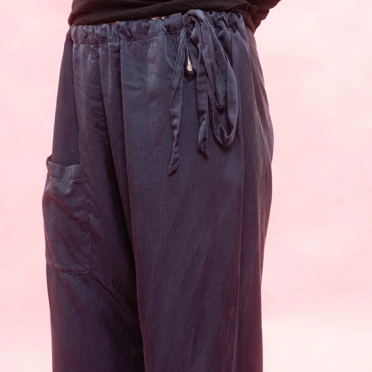 Zoom sur pantalon et cordon de serrage