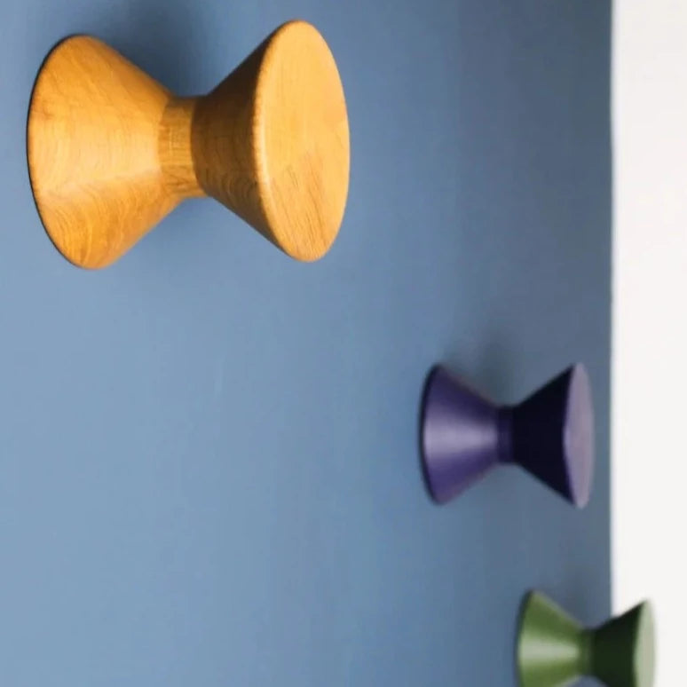 Patère en bois diabolo, se visse au mur pour y accrocher vos vestes
