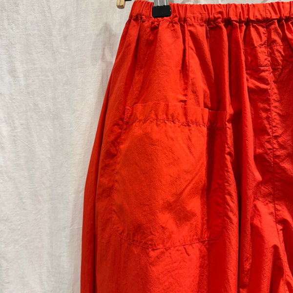zoom sur la poche arrière de la jupe culotte rouge de la marque apuntob