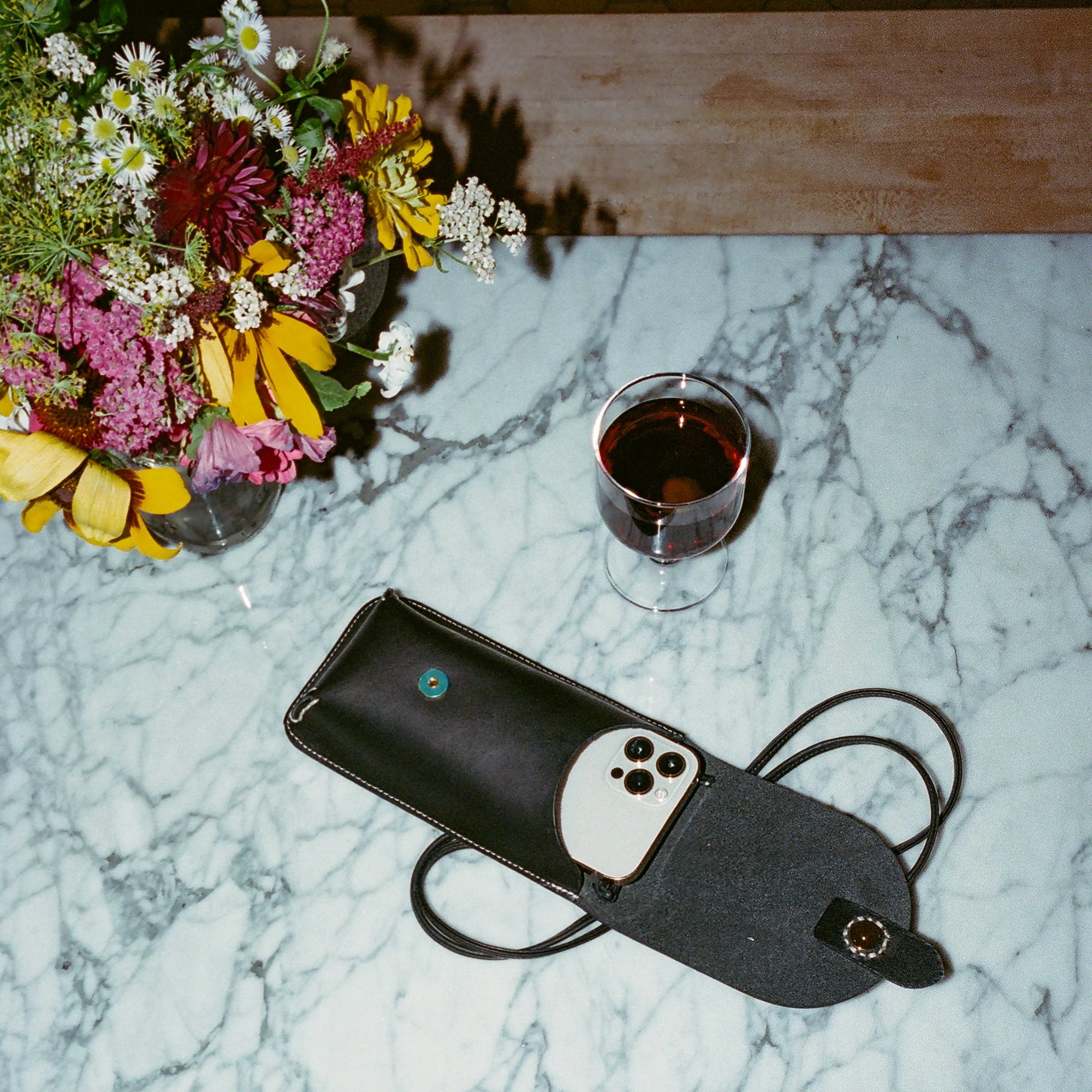 Porte téléphone ouvert avec le téléphone à l'intérieur