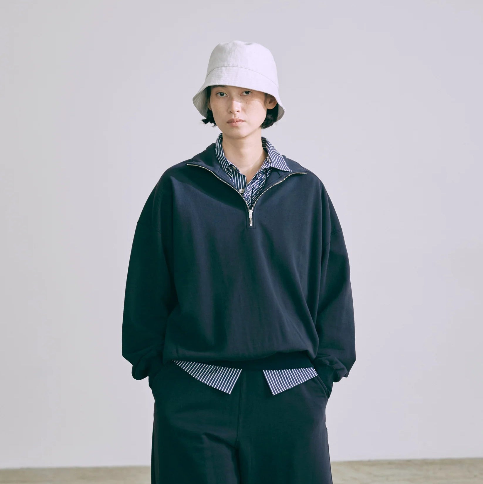 pull bleu sur mannequin