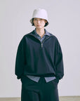 pull bleu sur mannequin