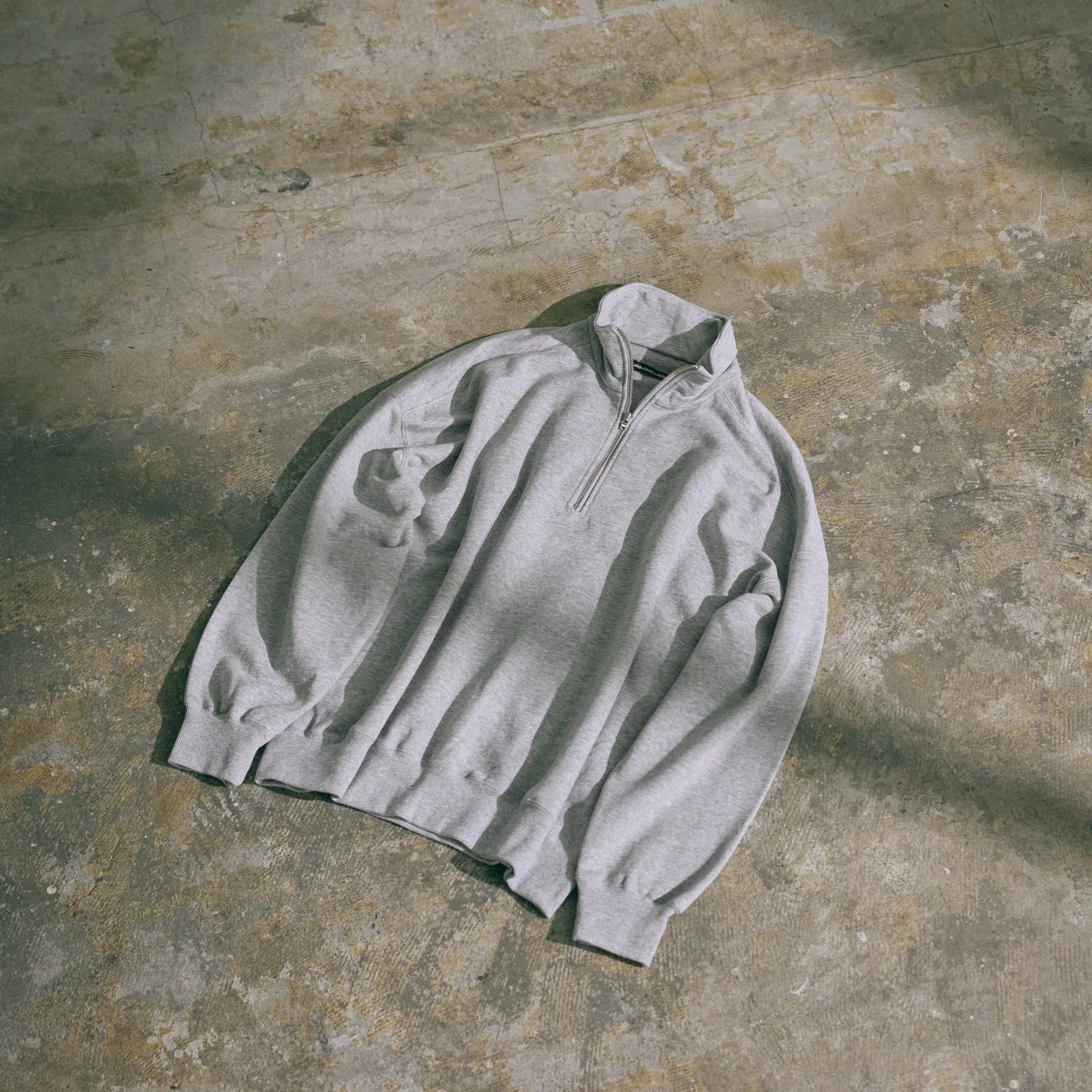 Pull gris sur le sol