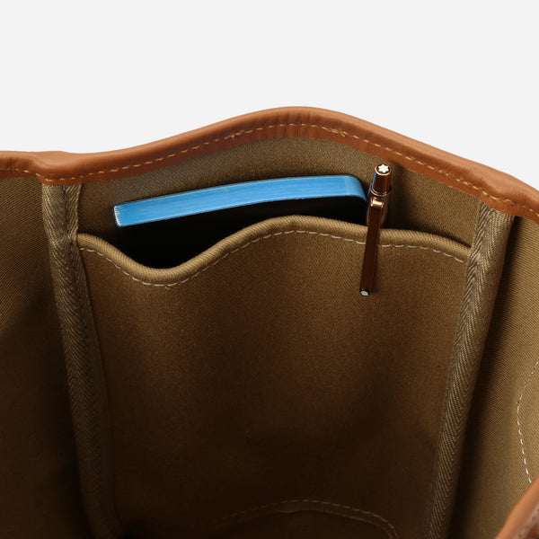 Zoom sur la poche intérieure du sac avec calepin et stylo 
