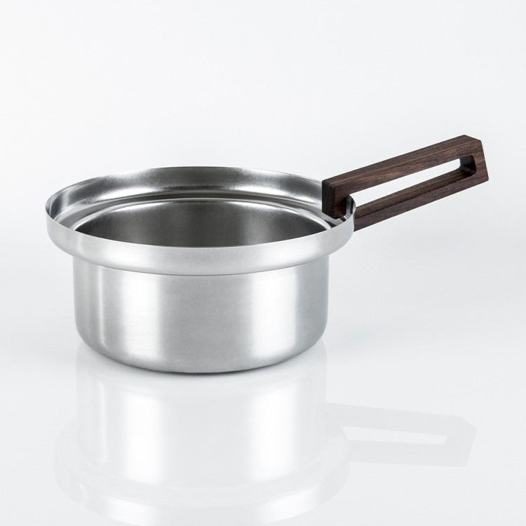 Casserole avec manche en noyer