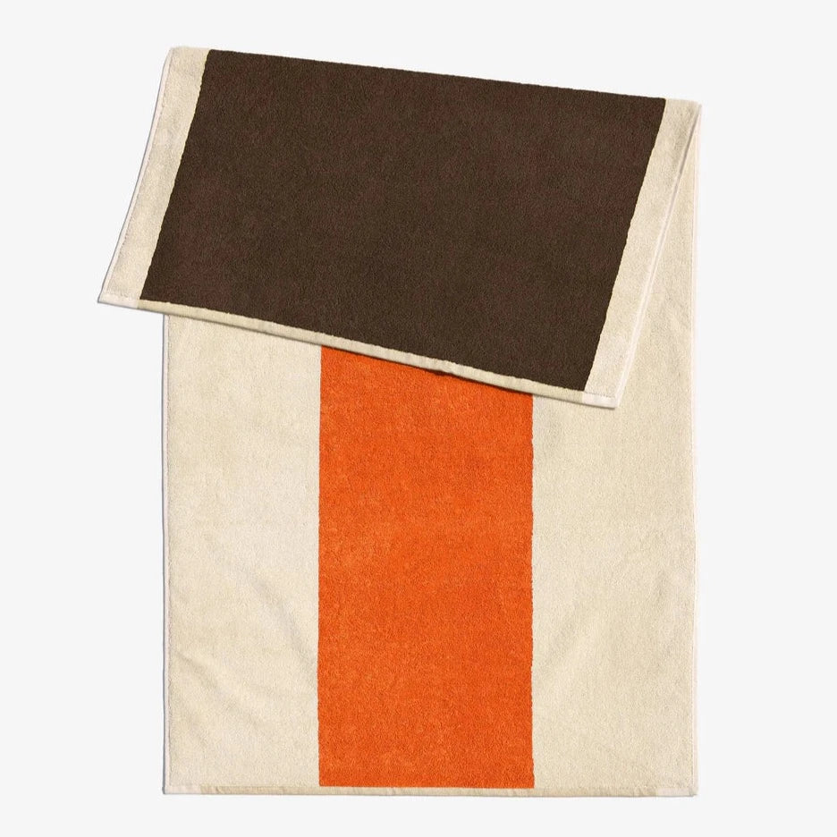Serviette de plage marron et range