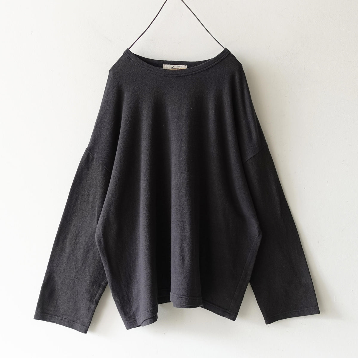 T-shirt noir sur ceintre