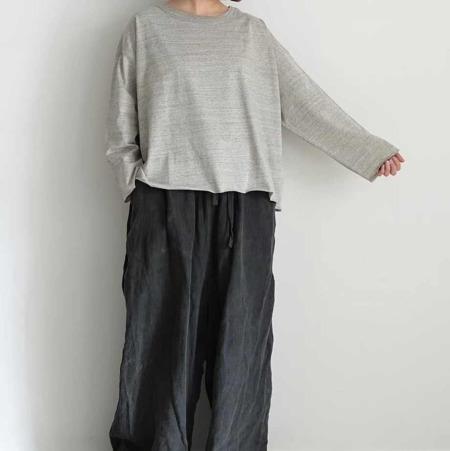 Mannequin sur fond blanc portant le t shirt gris chiné