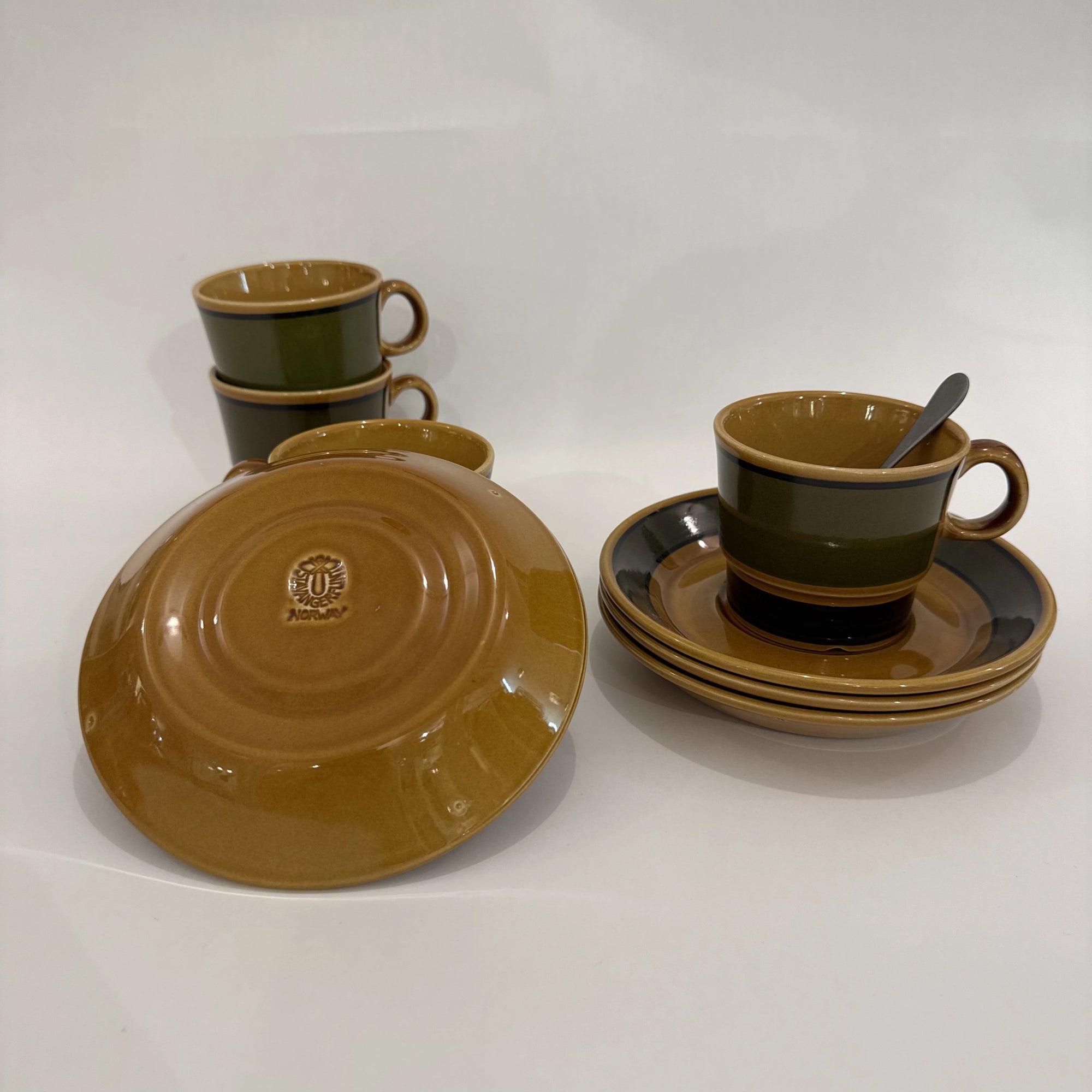 Lot de tasses anciennes avec soucoupes