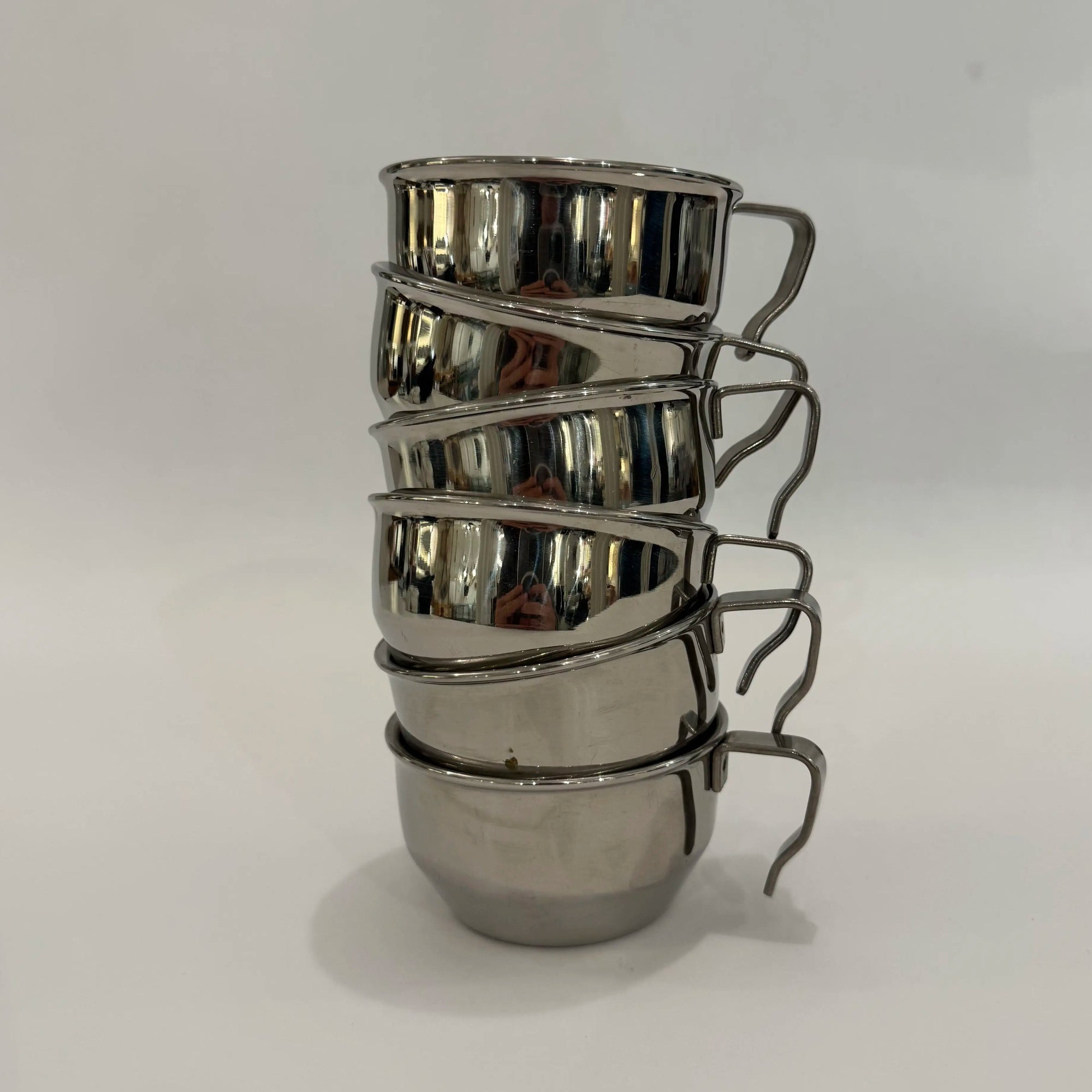 Tasses inox empilées