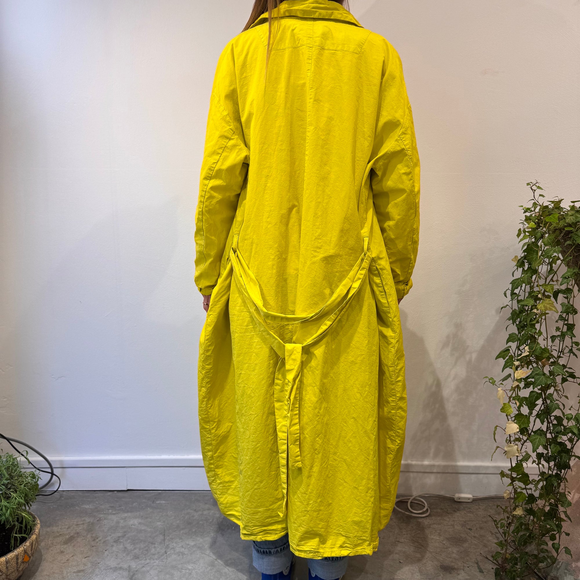 Trench dos porté par le mannequin