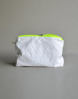 Trousse Kolor Blanche avec fermeture éclair jaune neon
