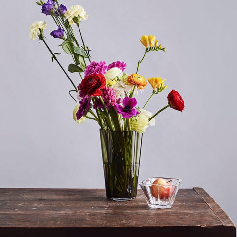 Photo du vase Alvar Aalto 22cm couleur transparente avec un bouquet de fleurs