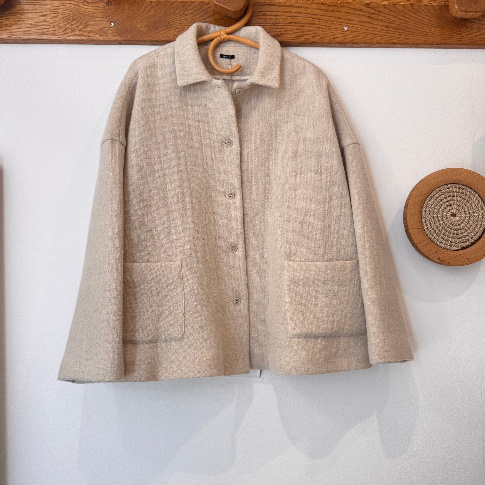 Veste ApuntoB sur cintre
