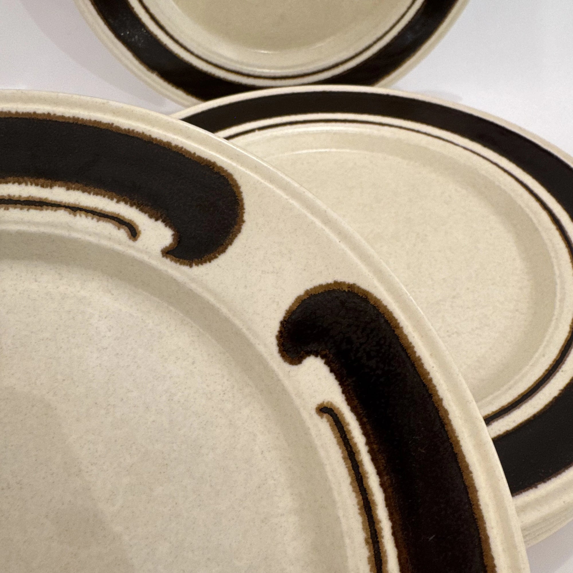 Lot de 6 assiettes vintage contour brun foncé