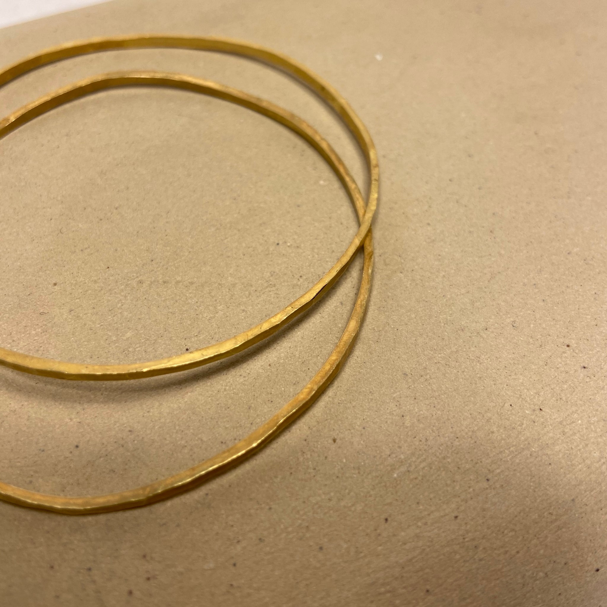 Jonc martelé en or 18k