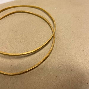 Jonc martelé en or 18k
