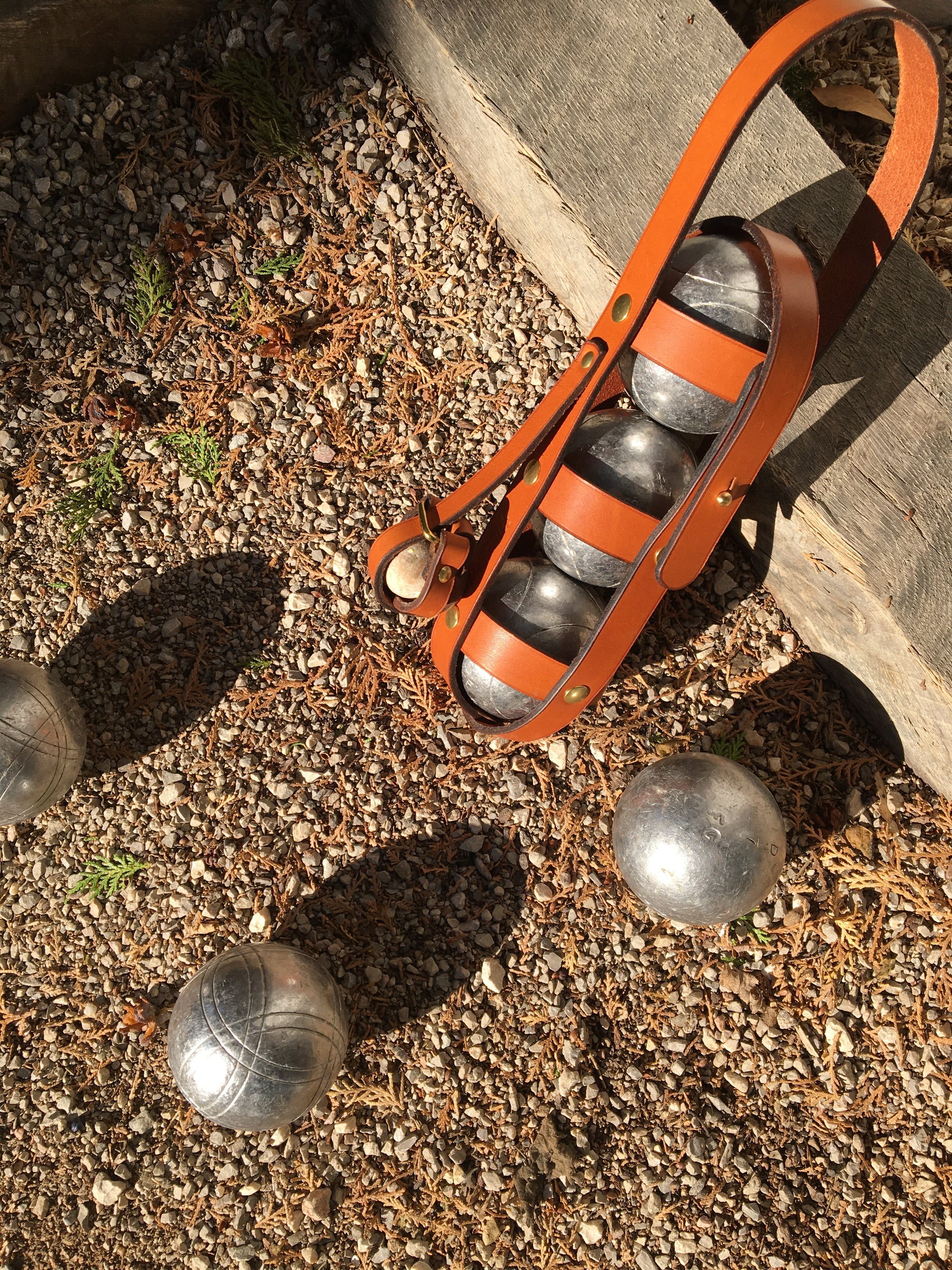 Etui à boules de pétanques en cuir, tannage végétal