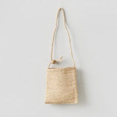 Sac à bandoulière en raphia tressé