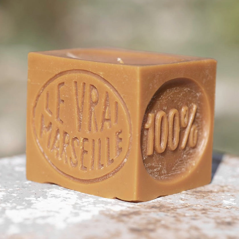 Bougie Le vrai Marseille, en cire végétale et en forme de vrai savon de Marseille. Elle se consume par le centre, parfum ambré