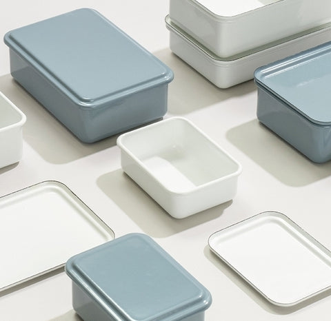 Boîte de conservation en métal émaillé, bleu/gris ou blanc. Idéal pour stocker les aliments au frigo ou encore pour vos préparations culinaires, à mettre au four directement
