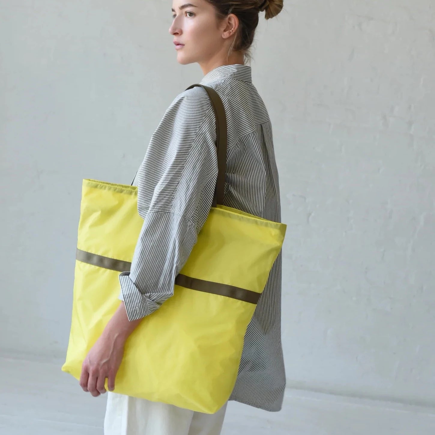 Tote bag en nylon hyper résistant, peut se porter à l'épaule ou à la main en pochette. Fabriqué aux Etats-Unis